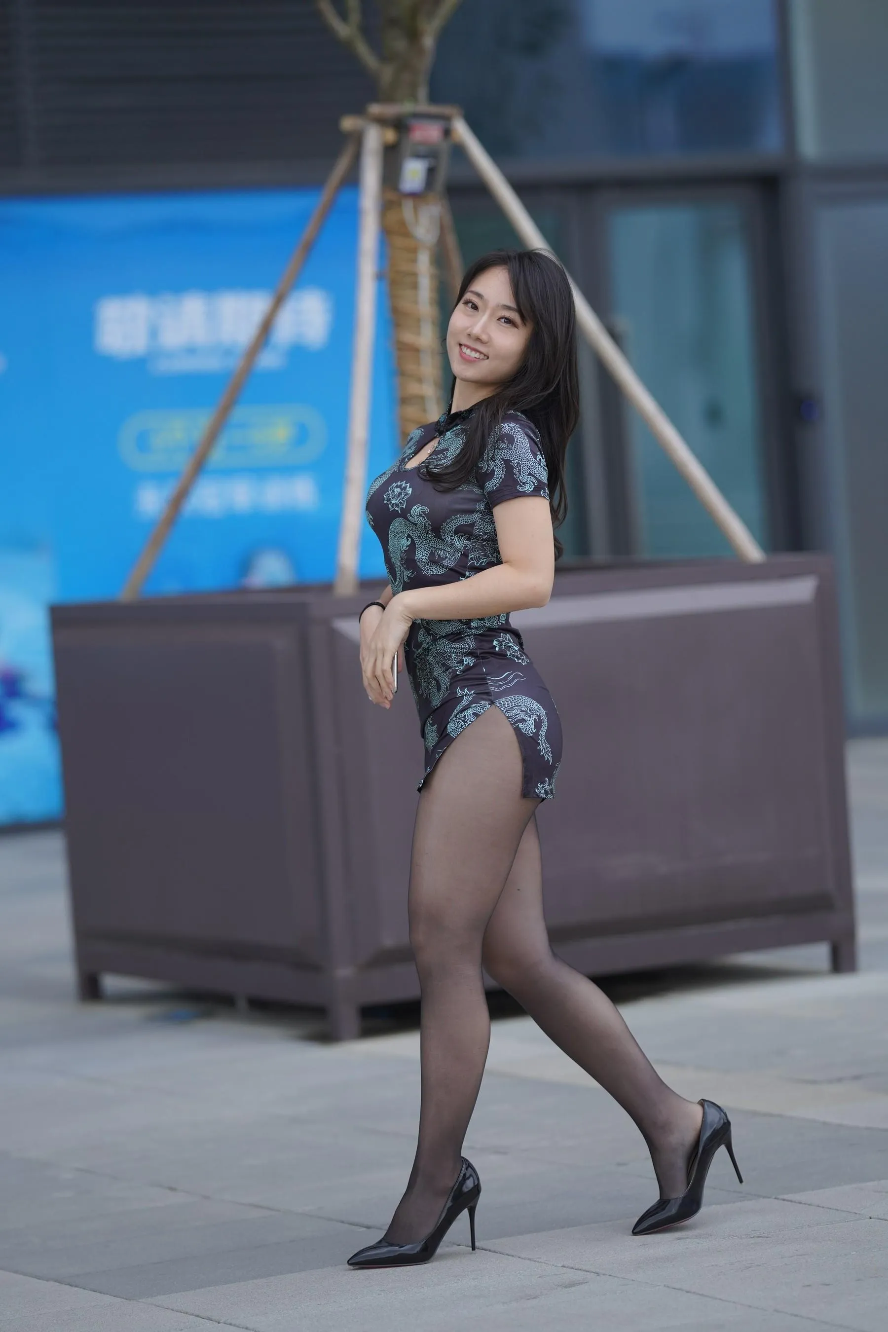 [魔镜街拍] NO.106 性感的黑丝改良旗袍少妇 [382P]插图4